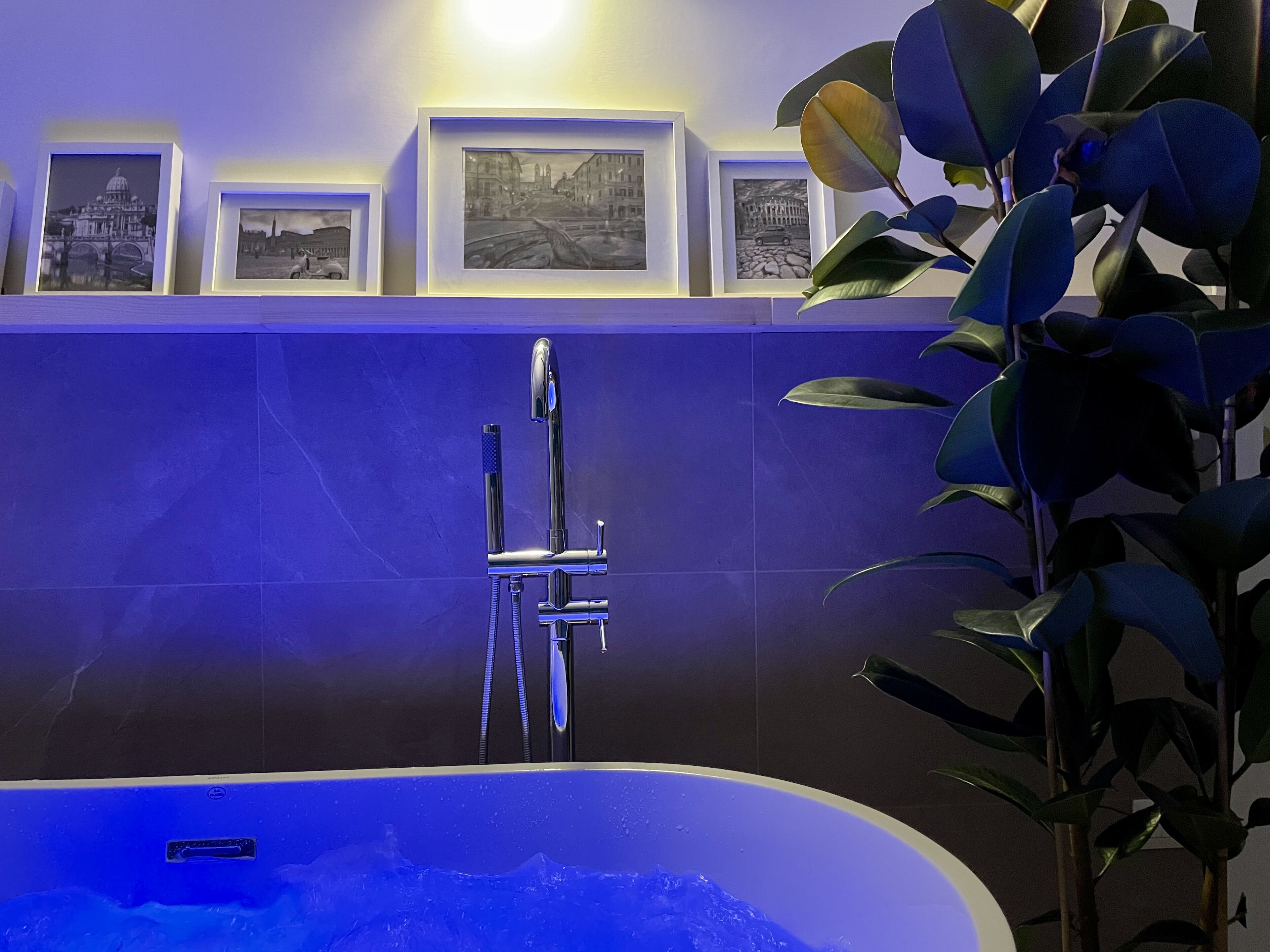 Suite de diseñador | Ropa de cama de alta calidad y minibar 