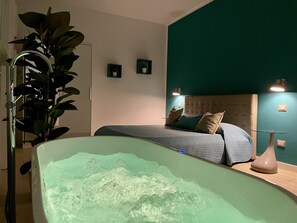 Phòng Suite có thiết kế đặc sắc | Bộ đồ giường cao cấp, minibar, két bảo mật tại phòng, bàn 