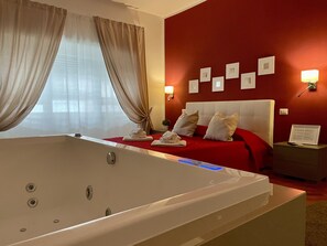 Phòng Suite Cao cấp, bồn tắm thủy lực | Bộ đồ giường cao cấp, minibar, két bảo mật tại phòng, bàn 