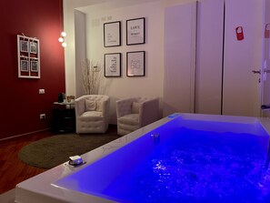 Luxury Suite, Jetted Tub | Premium bedding, minibar, in-room safe, desk