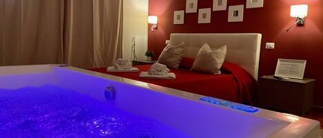 Suite de lujo, bañera de hidromasaje | Ropa de cama de alta calidad, minibar, caja fuerte y escritorio