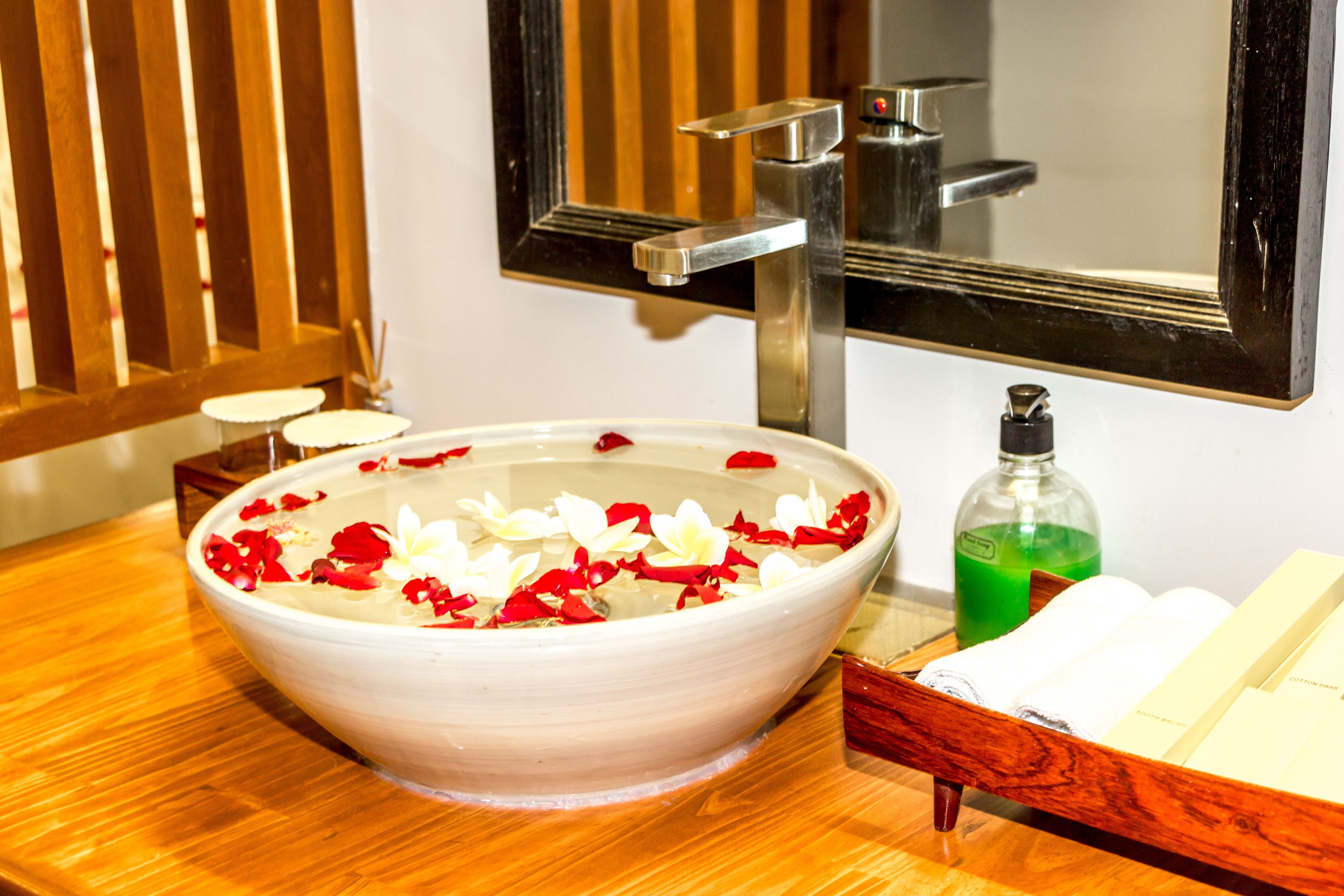 deluxe twin room - free pick up | minibar, in-room safe, desk, iron/ironing board