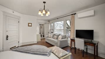 Iron/ironing board, free WiFi, bed sheets