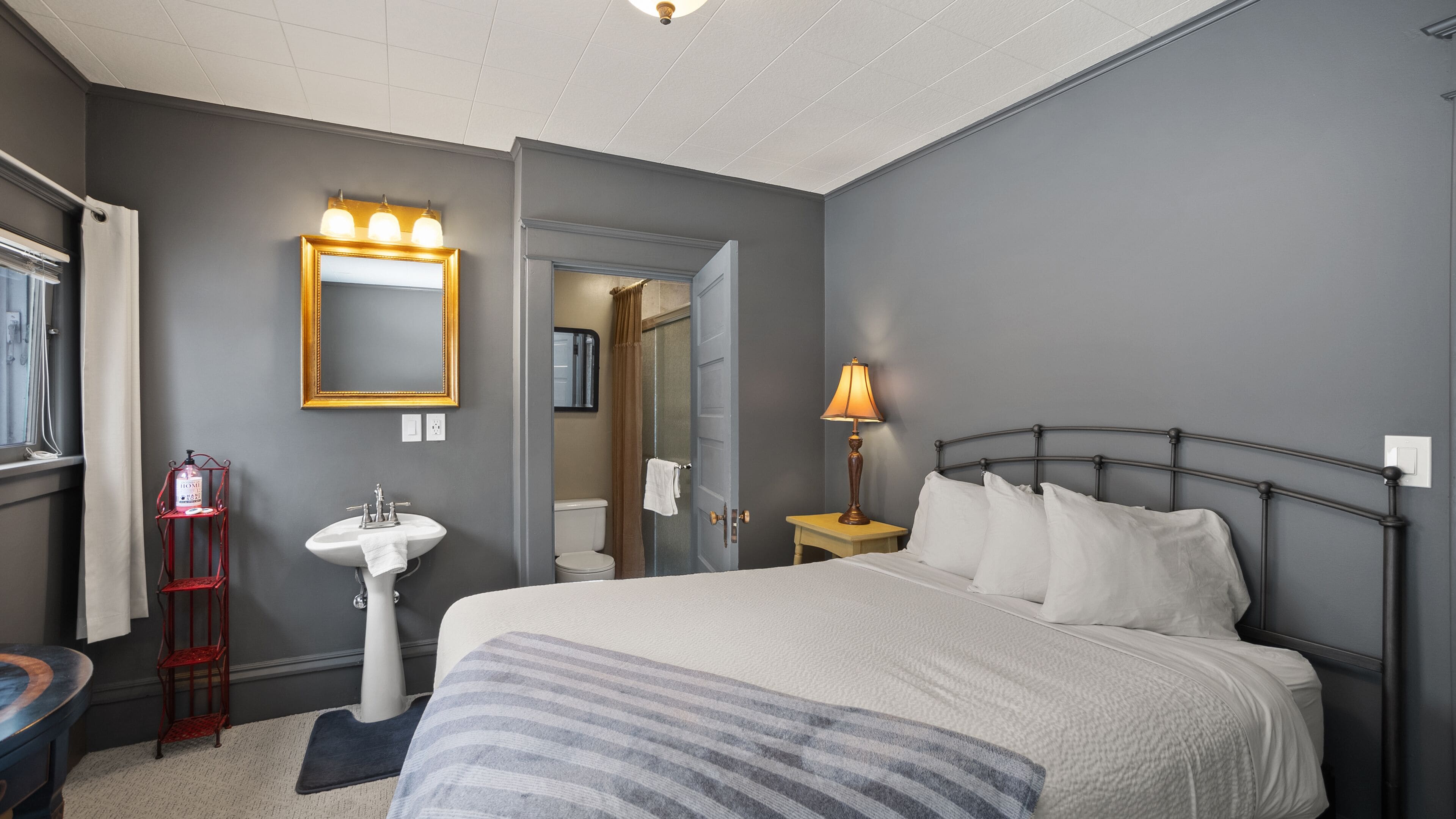 Northern Pacific Room | Bathroom | Free toiletries, hair dryer, bathrobes, towels