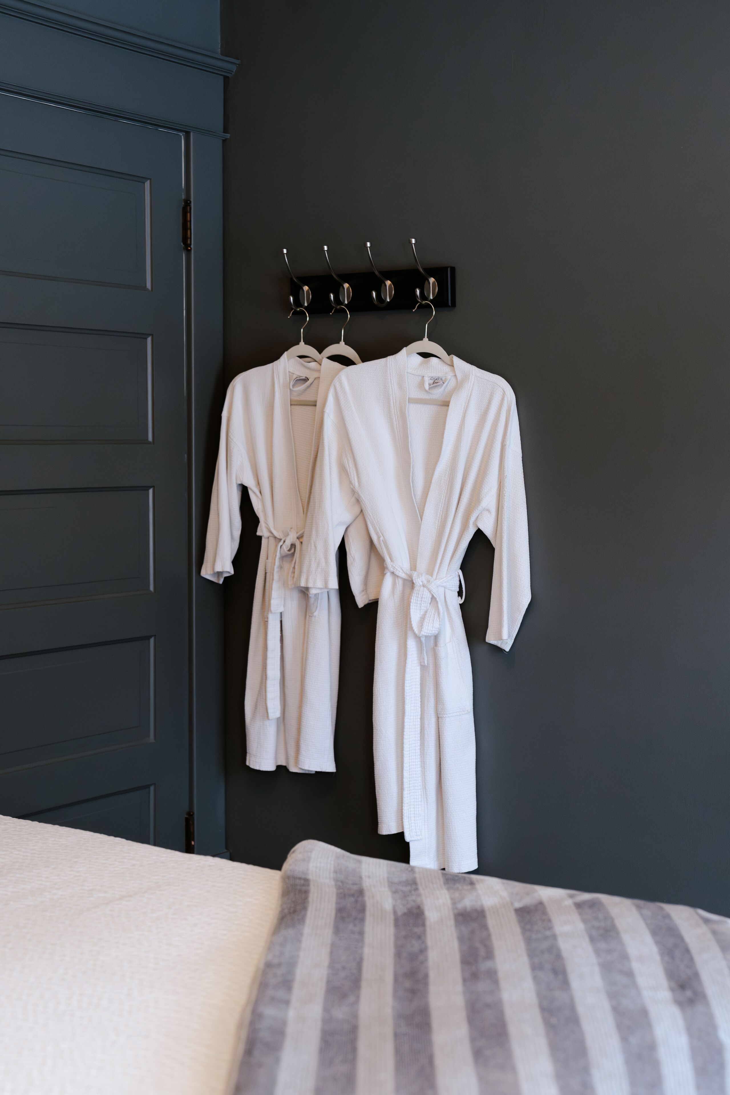 Tabla de planchar con plancha, wifi gratis y ropa de cama 
