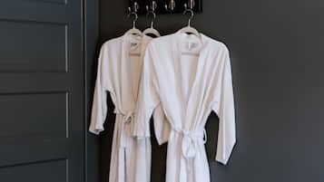 Tabla de planchar con plancha, wifi gratis y ropa de cama