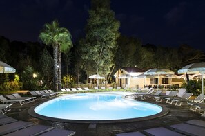 Seasonal outdoor pool, pool umbrellas, sun loungers - Camping Flumendosa (Pula)