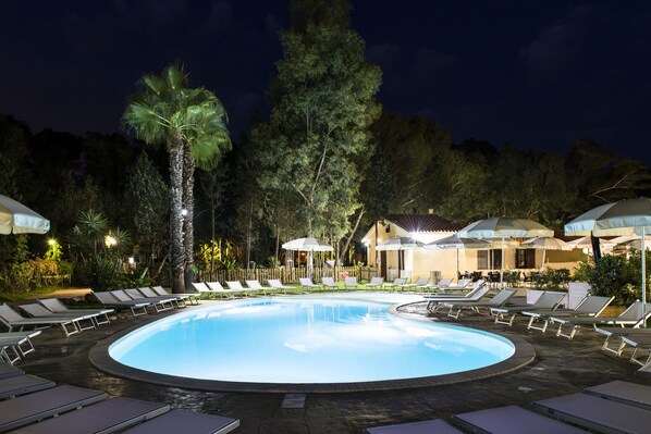 Seasonal outdoor pool, pool umbrellas, sun loungers - Camping Flumendosa (Pula)