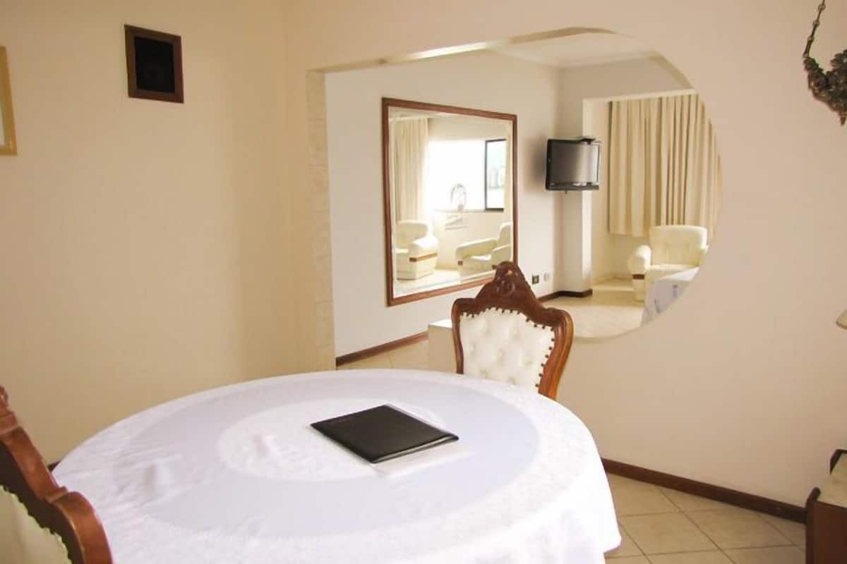 Suite, Badewanne | Essbereich im Zimmer