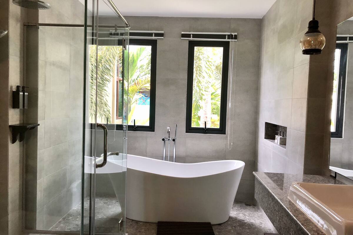 presidential double or twin room, non smoking, pool view | bathroom | separate bathtub and shower, deep-soaking bathtub, rainfall showerhead