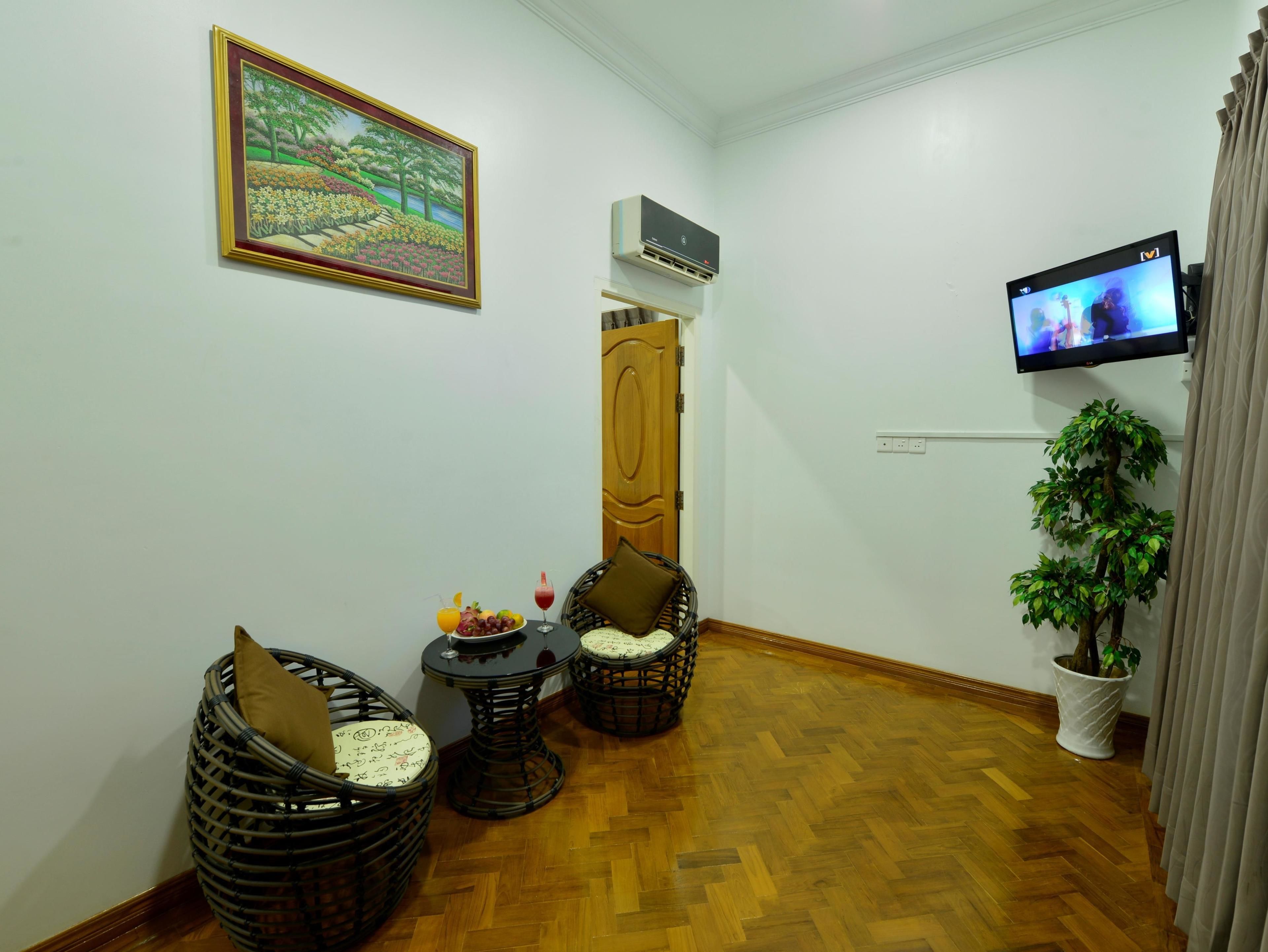 suite | minibar, in-room safe, desk, laptop workspace