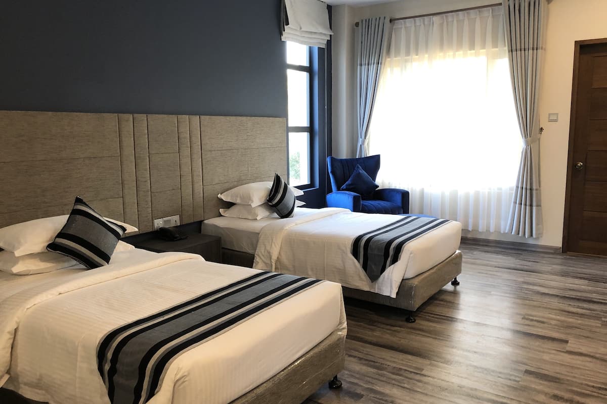 deluxe double or twin room | minibar, in-room safe, desk, laptop workspace