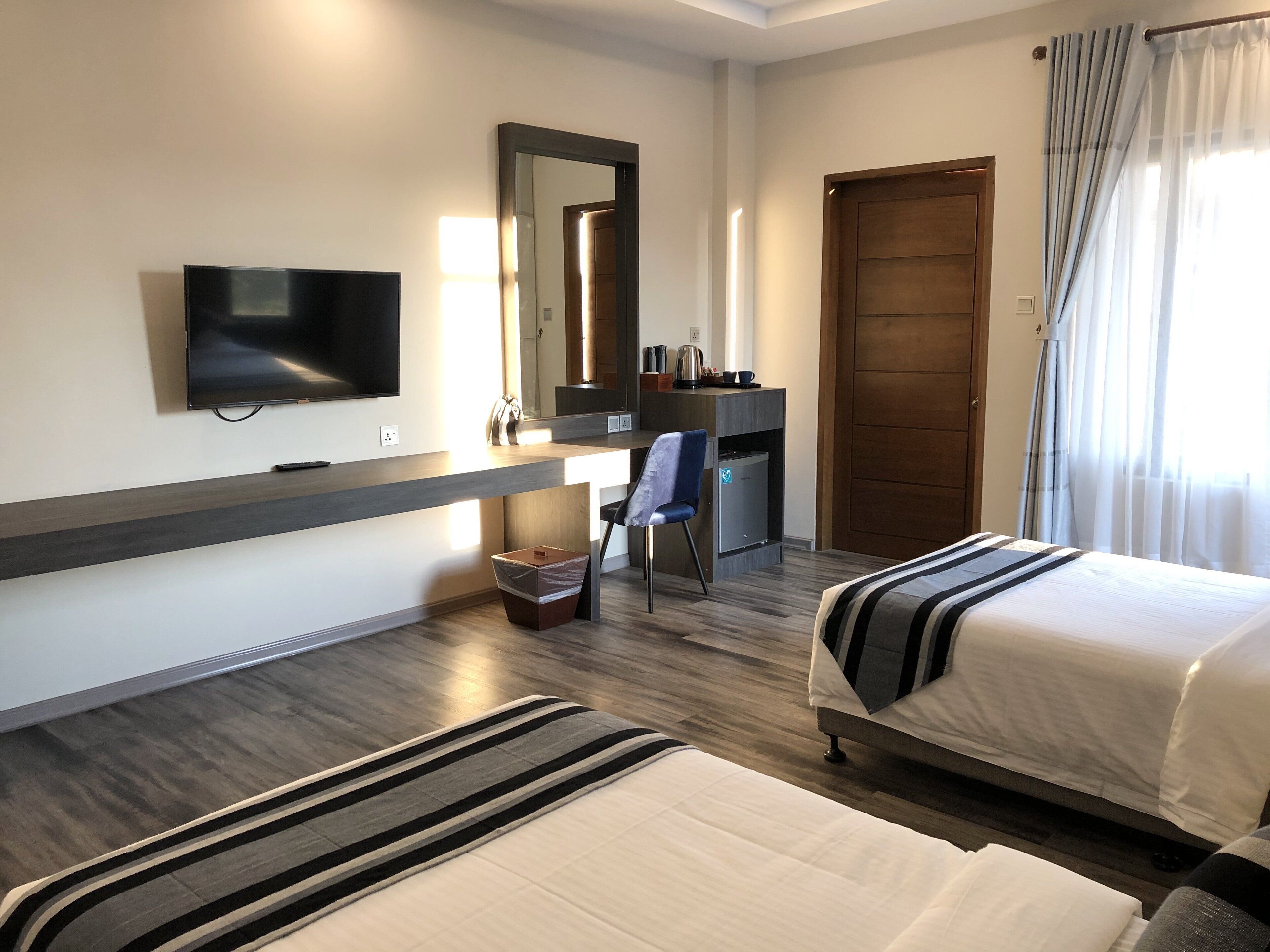 deluxe double or twin room | minibar, in-room safe, desk, laptop workspace