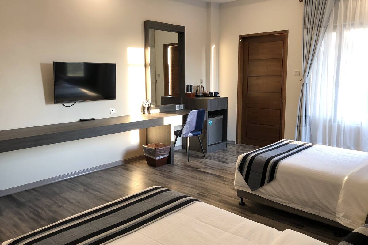 deluxe double or twin room | minibar, in-room safe, desk, laptop workspace