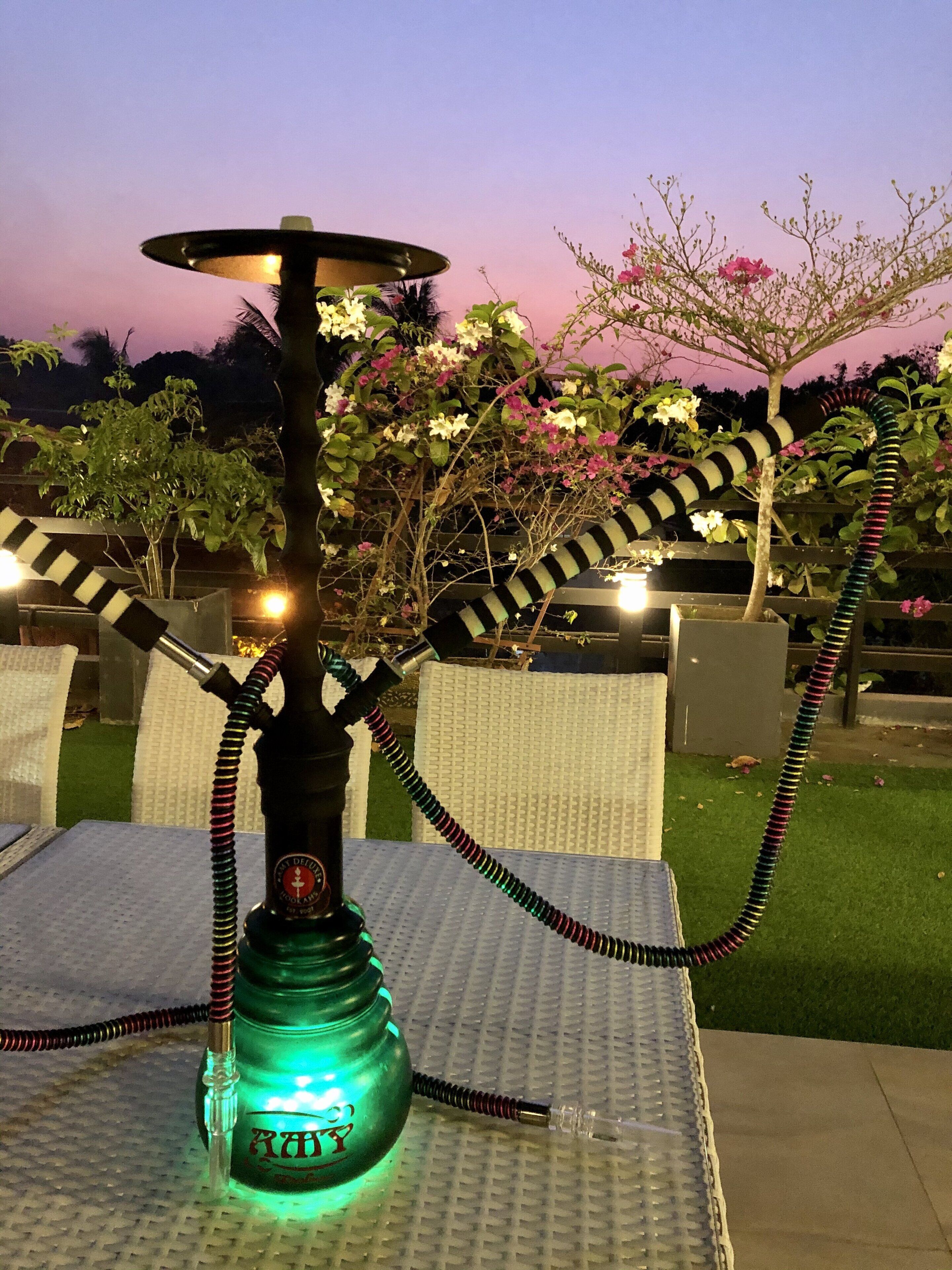 serves breakfast, lunch and dinner