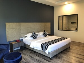 Habitación Deluxe con 1 cama matrimonial o 2 individuales | Minibar, caja de seguridad en la habitación y escritorio 