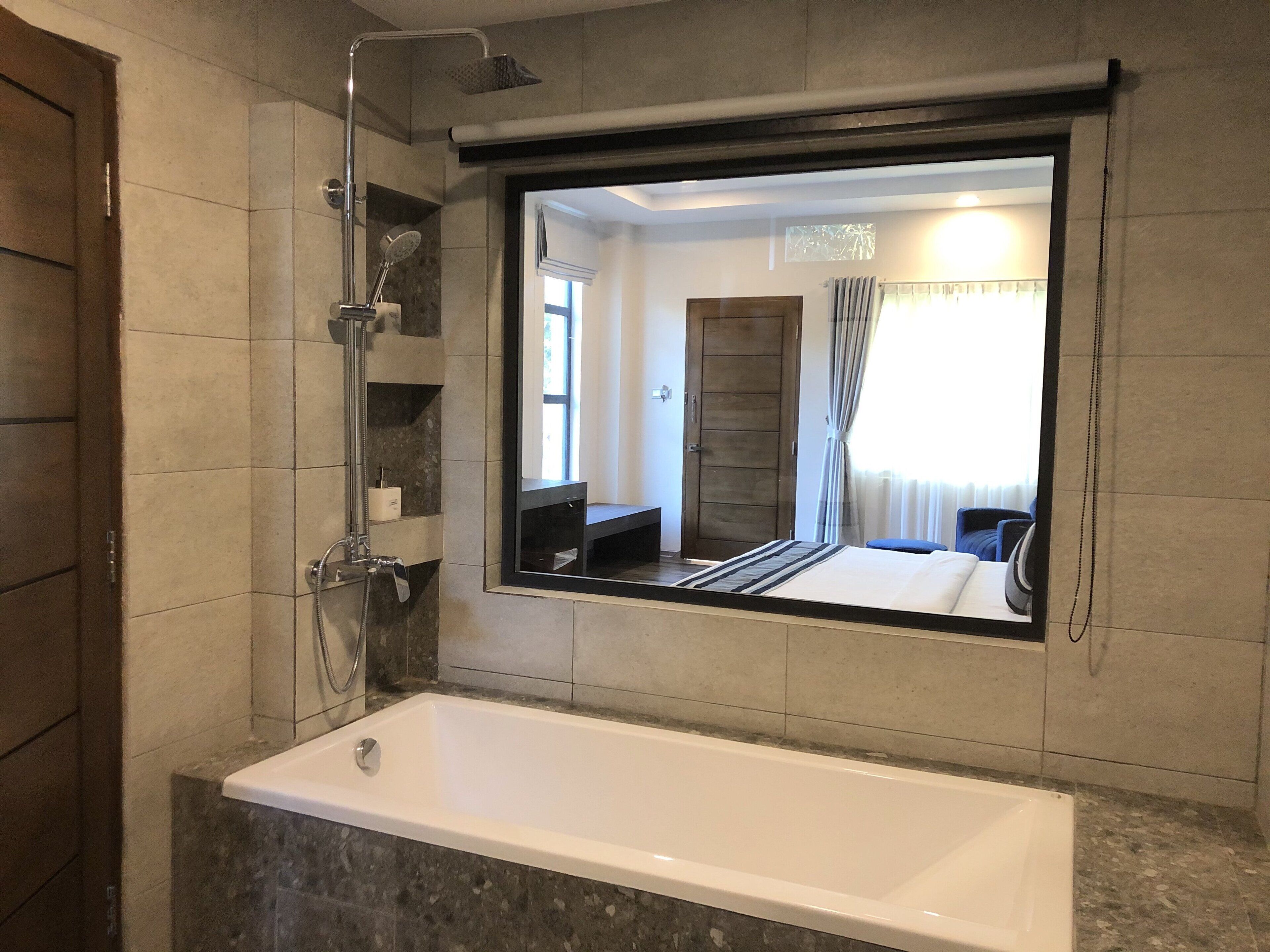 deluxe double or twin room | minibar, in-room safe, desk, laptop workspace