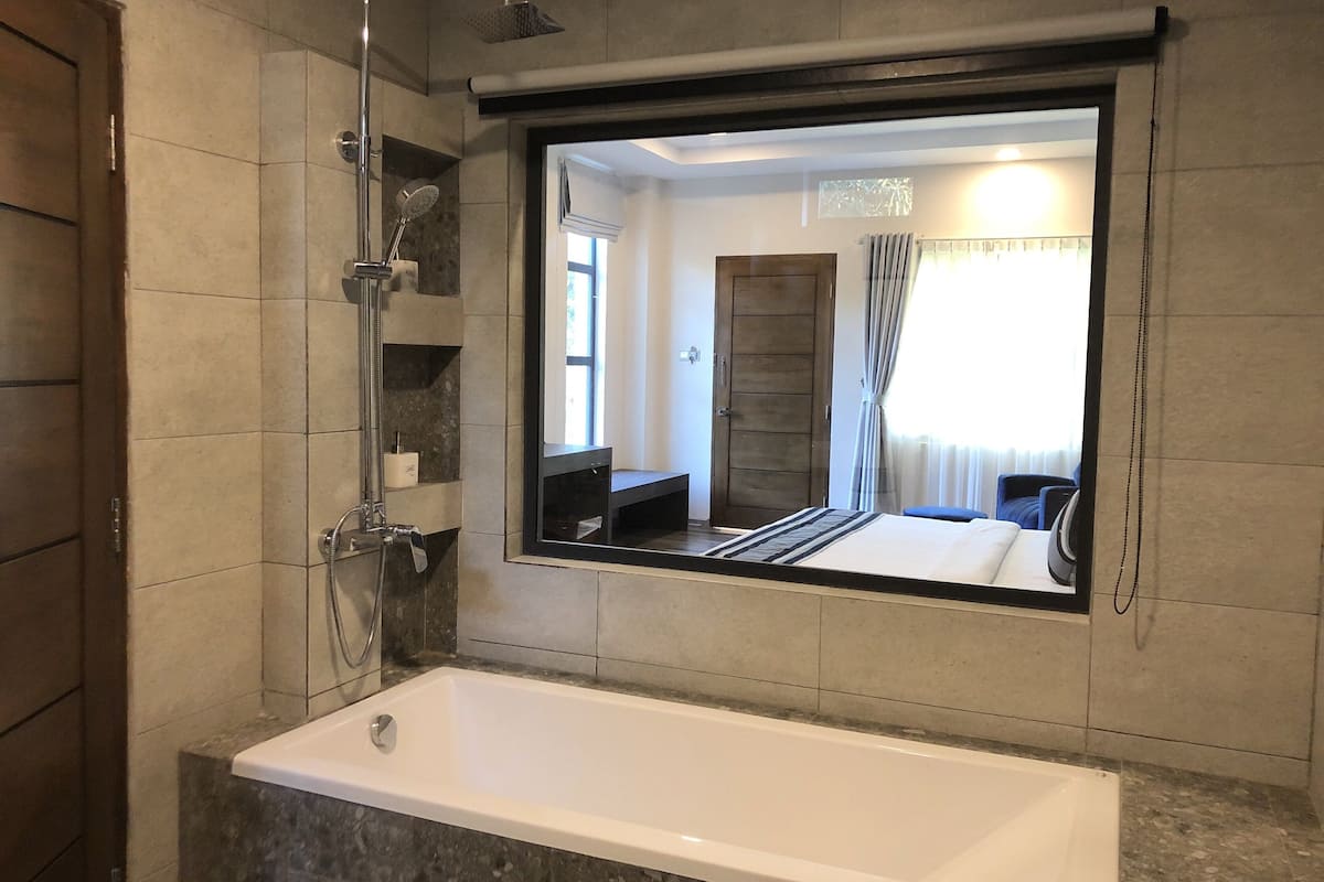 deluxe double or twin room | minibar, in-room safe, desk, laptop workspace