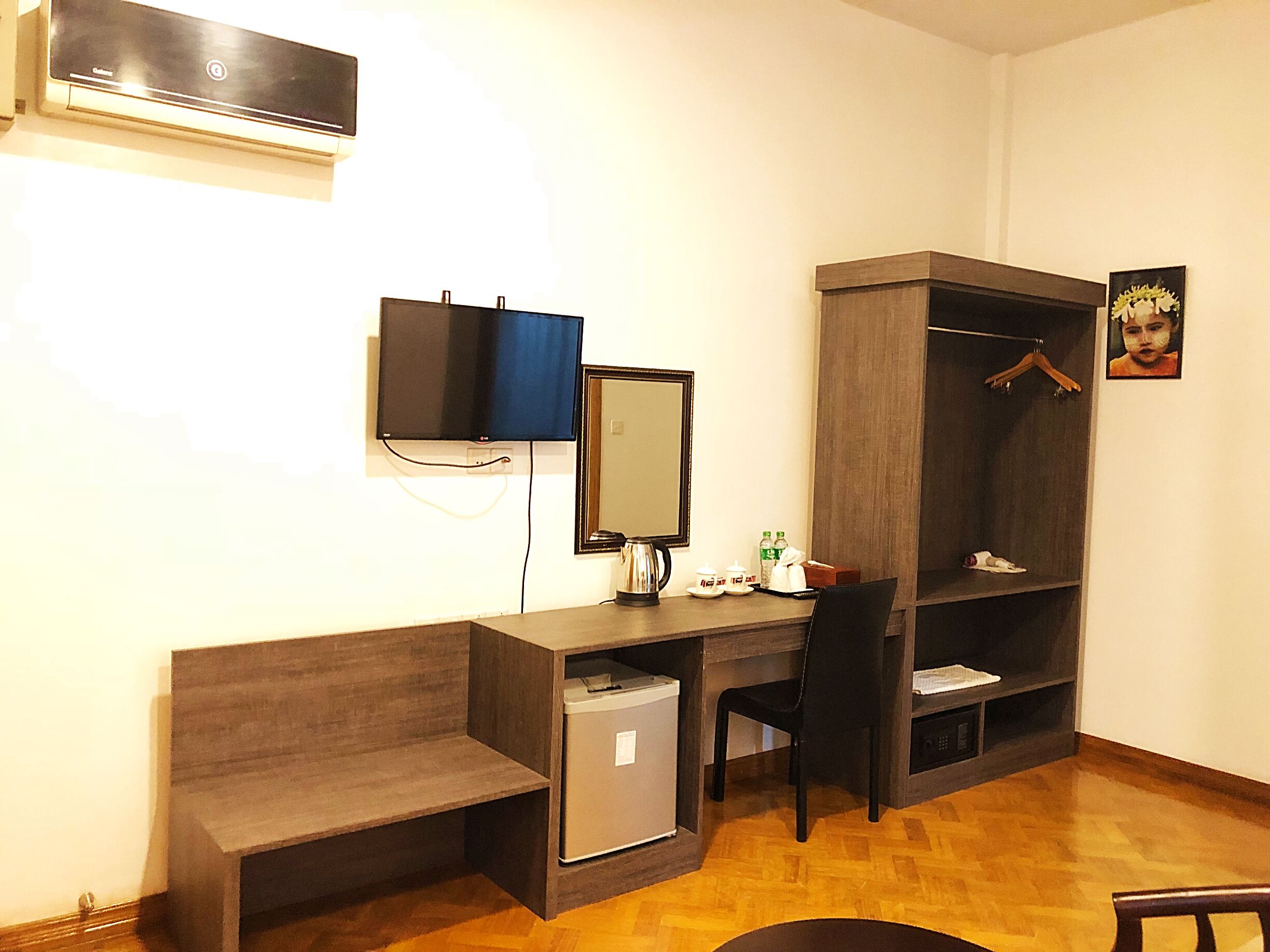 minibar, in-room safe, desk, laptop workspace