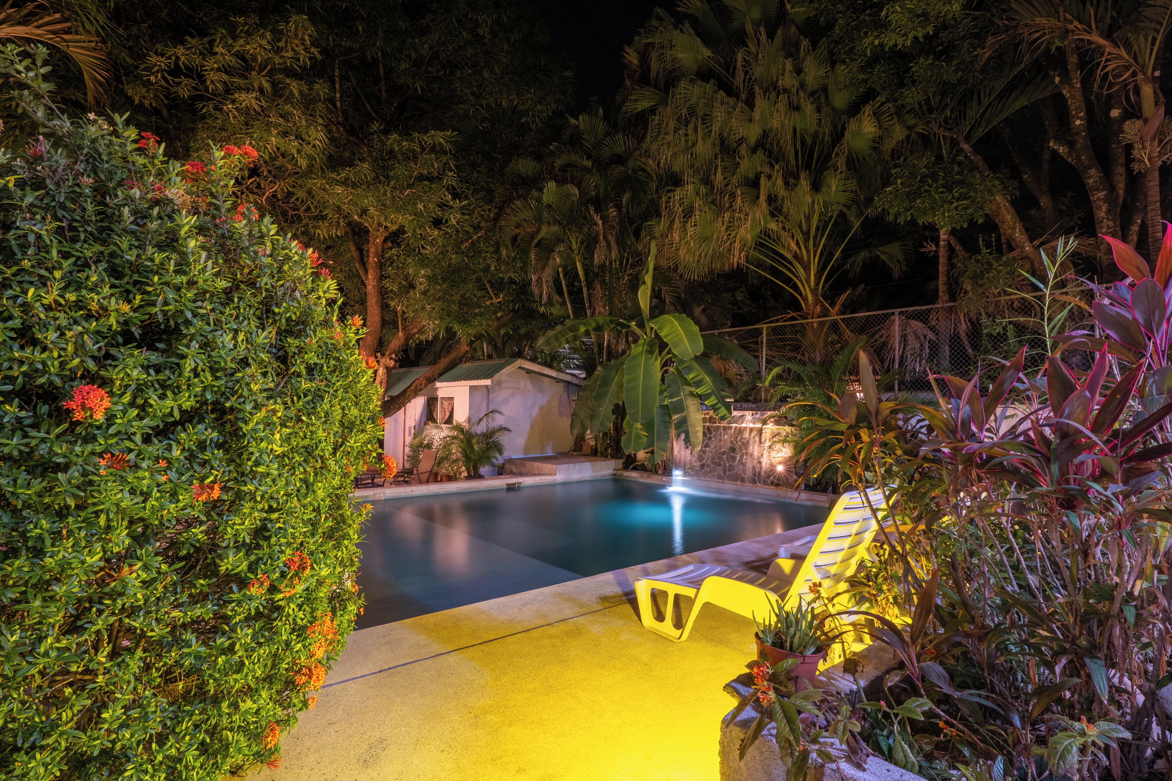 Una piscina al aire libre, sombrillas, tumbonas
