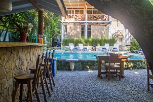 室外游泳池，池畔遮阳伞，日光浴躺椅