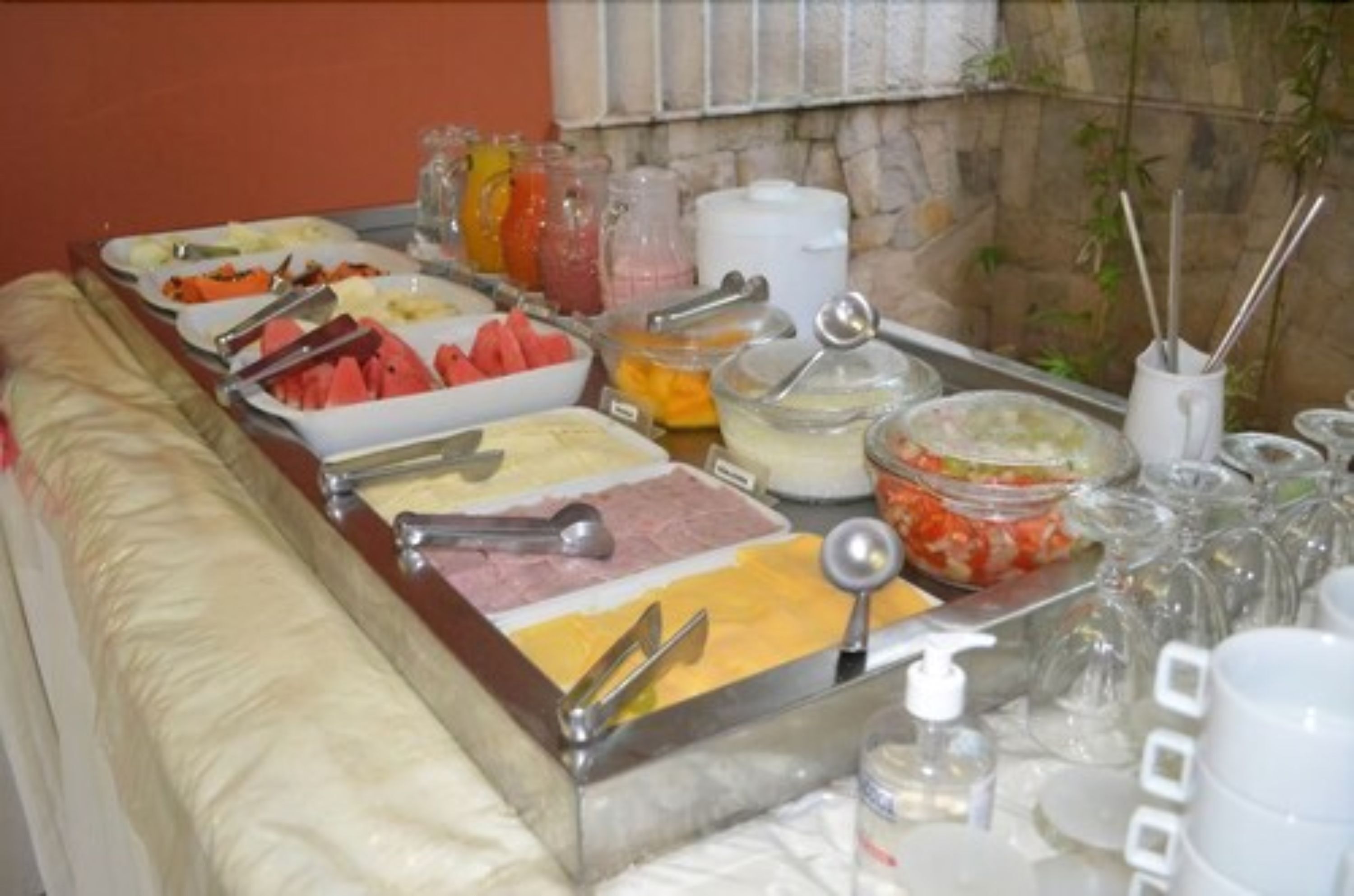 Ein Buffet mit verschiedenen Speisen und Beilagen.
