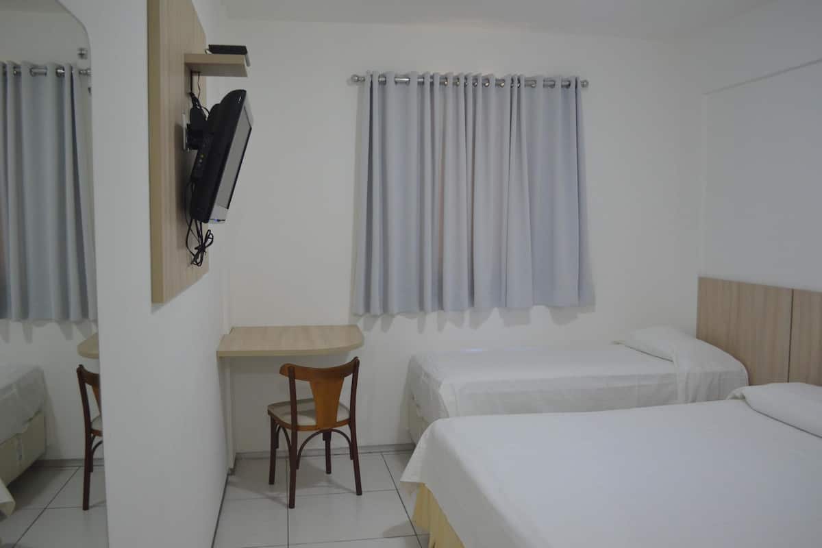 Een minibar, gratis wifi, beddengoed