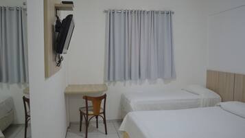 Quarto triplo | Frigobar, Wi-Fi de cortesia, roupa de cama