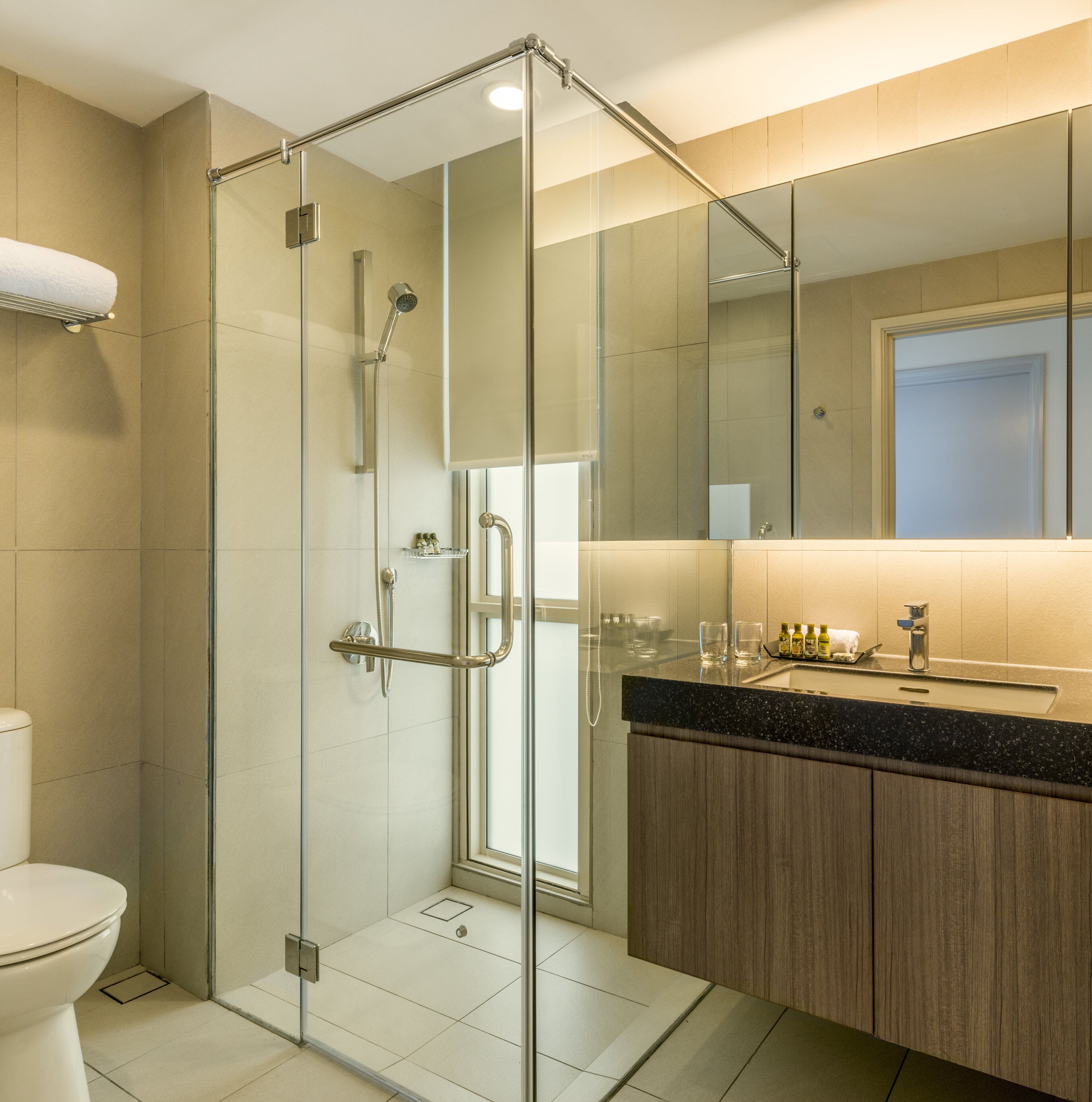 環保盥洗用品、吹風機、浴袍、拖鞋