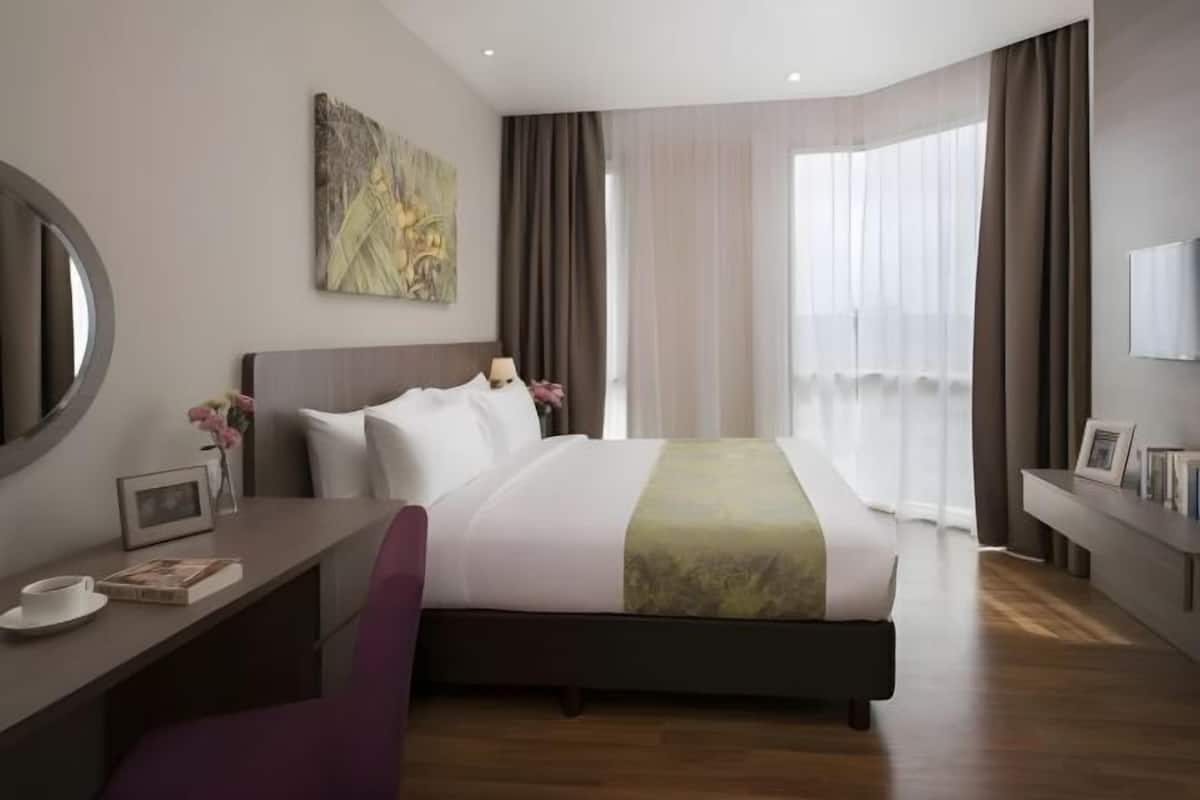 Minibar, escritorio, insonorización y tabla de planchar con plancha