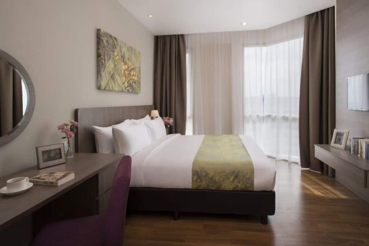 Minibar, escritorio, insonorización y tabla de planchar con plancha