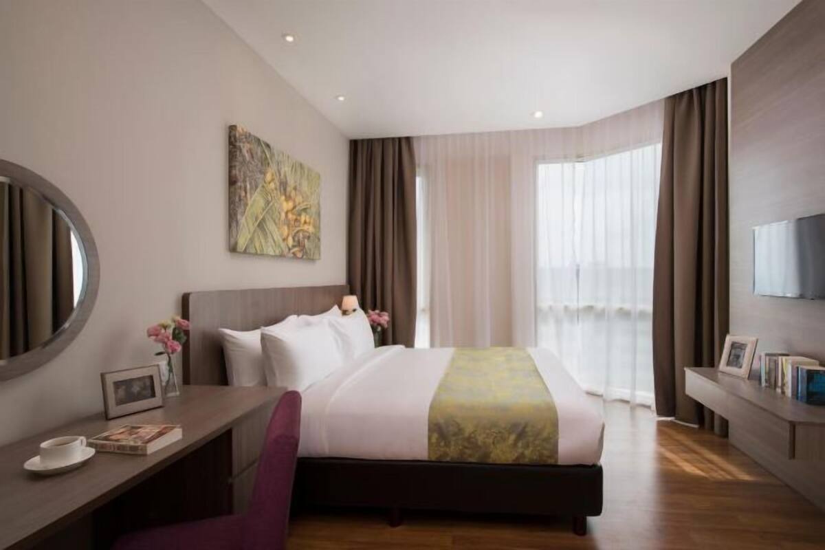 Frigobar, escrivaninha, quartos à prova de som