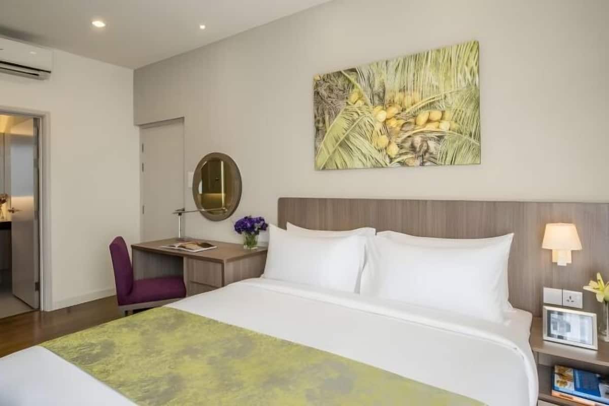 Minibar, escritorio, insonorización y tabla de planchar con plancha