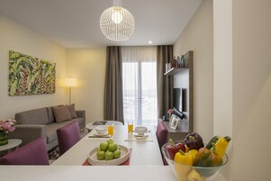 Minibar, escritorio y sistema de insonorización 