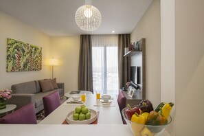 Minibar, meja kerja, kedap suara, dan setrika/meja setrika