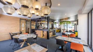 Déjeuner et dîner servis sur place