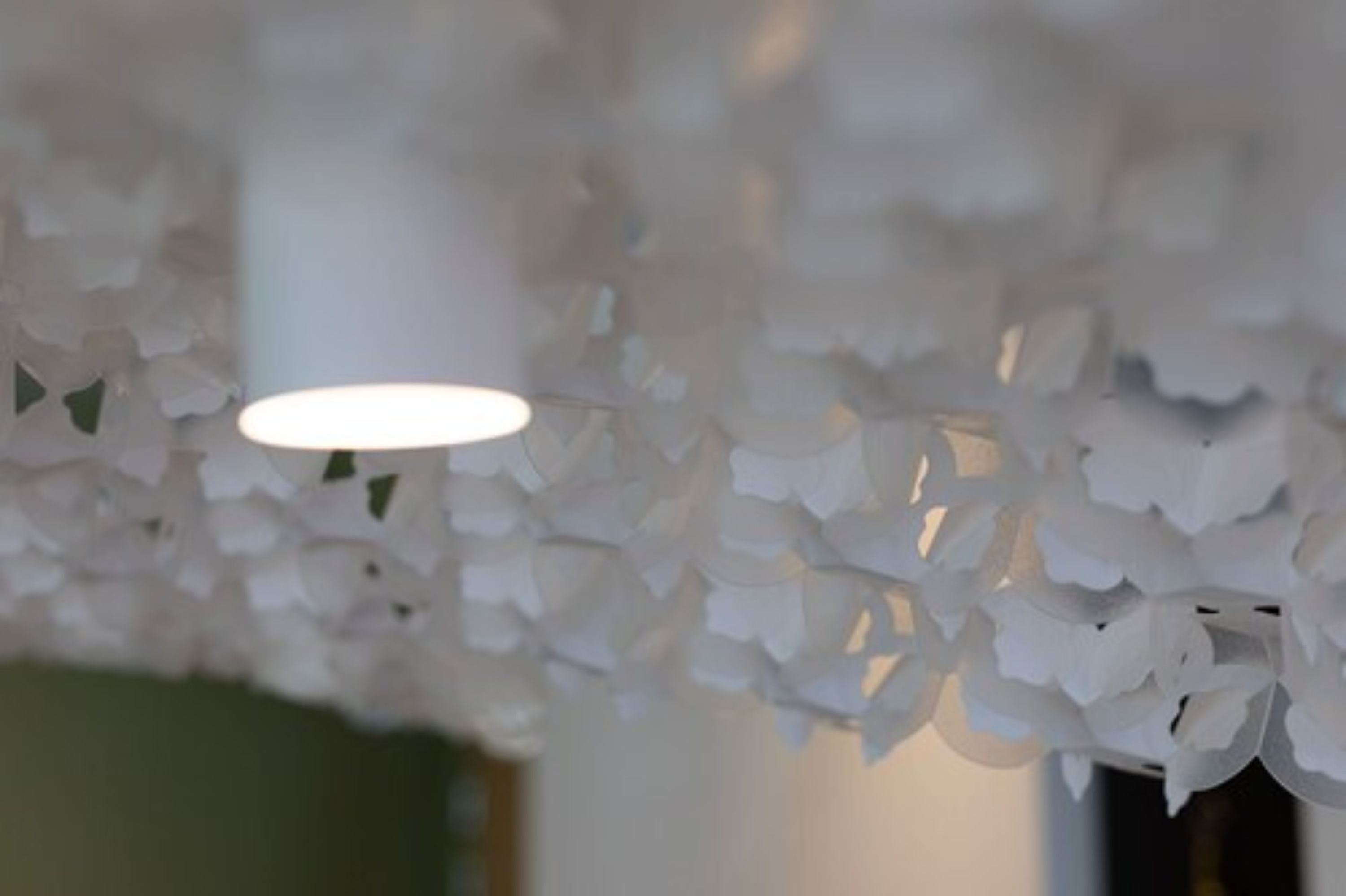 Un soffitto decorato con un fiore di carta.