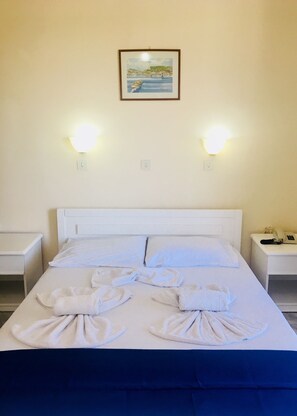 標準客房 | 房內夾萬、熨斗/熨衫板、摺床/加床 (收費)、免費 Wi-Fi