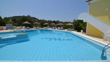 Piscine extérieure (ouverte en saison), parasols de plage