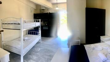 Coffres-forts dans les chambres, fer et planche à repasser