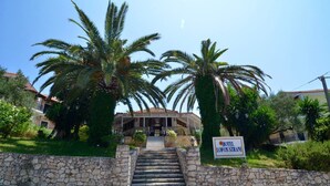 Vista frontal de la propiedad
