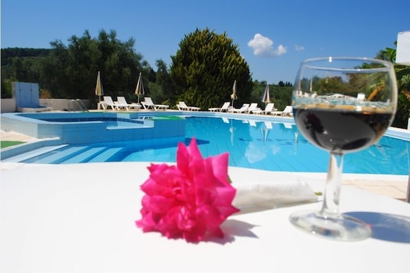 Seasonal outdoor pool, open 8 AM to 8 PM, pool umbrellas, sun loungers - Lofos Strani Hotel (Zakynthos)