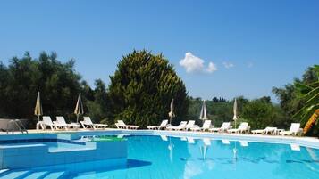 Piscine extérieure (ouverte en saison), parasols de plage