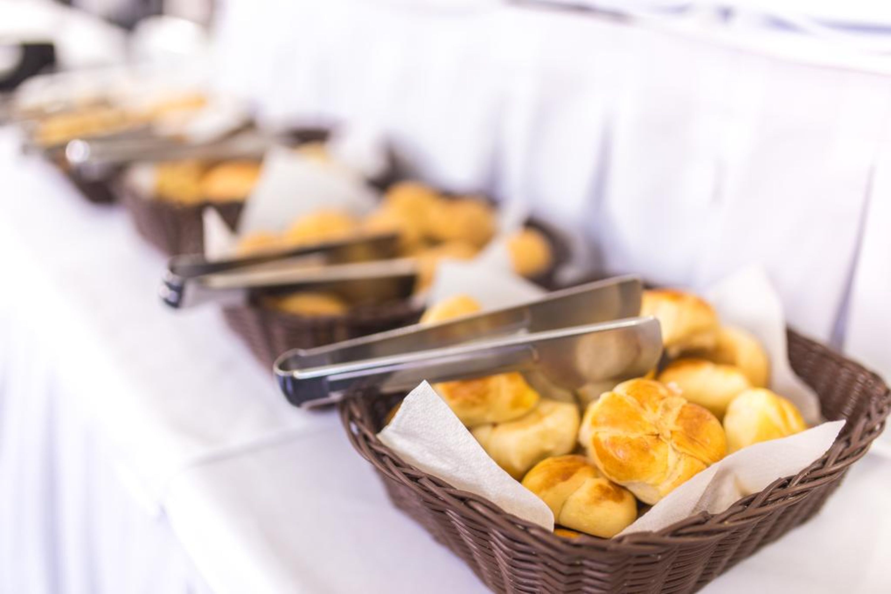 Een buffettafel met manden vol etenswaren.