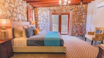 Villa Master Suite | Bộ đồ giường cao cấp, chăn bông, trang trí khác biệt