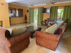 TV - 4 Bedroom Villa, private pool, security, ocean view (Sosúa)