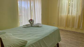 Villa Grand | 2 sovrum, värdeförvaringsskåp på rummet och skrivbord