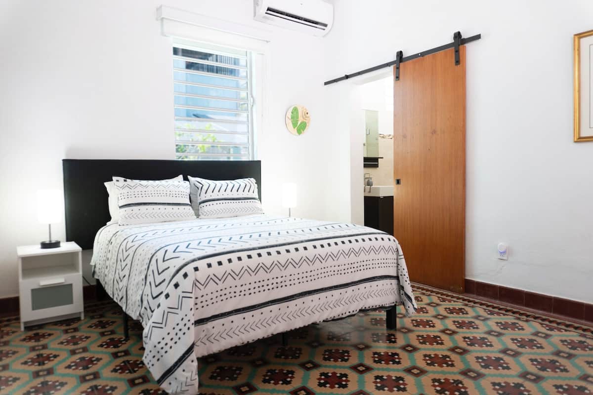 Chambre, 1 grand lit (Suite 2)