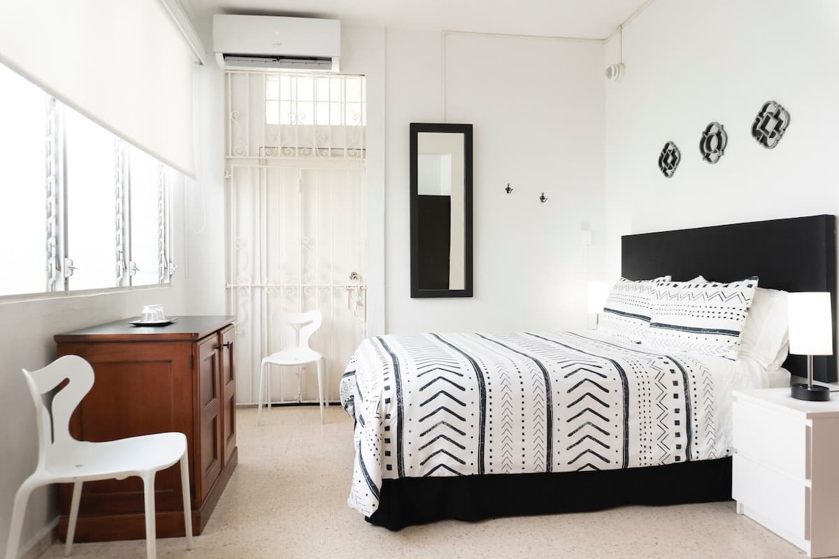 Rom, 1 queensize-seng (Suite 3) | Safe på rommet, lydisolert, strykejern/-brett og wi-fi (inkludert)