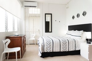 Habitación, 1 cama Queen size (Suite 3) | Caja de seguridad en la habitación y decoración personalizada 